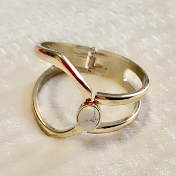 Costume design jewelry- Gold coloured- bracelet - Picture 4 of 5